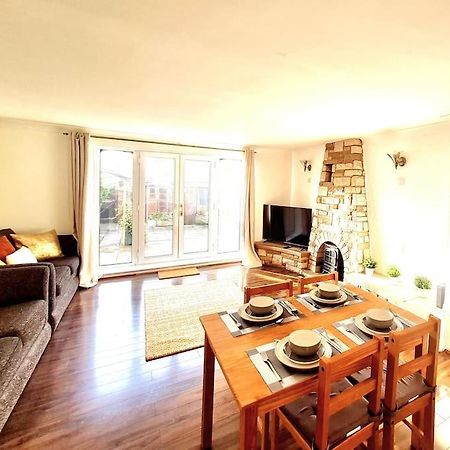 Cosy Luxurious 3 Bedroom House, Free Parking, Free Wifi, Private Garden, Free Netflix Havering Exterior foto